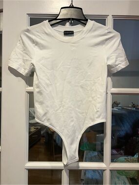 Dynamic White Crew Neck Tee with Branded Neck Tag
